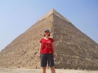 Aan de voet van een piramide