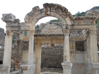Oude stenen kijken in Ephese