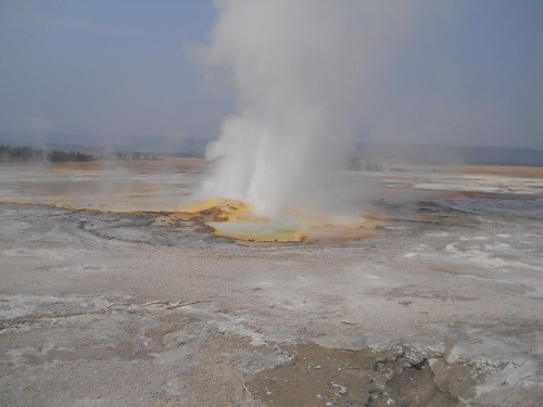 De Great Fountain Geyser tussen twee golven