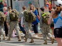 Amerikaanse soldaten die de marathon uitmarcheren